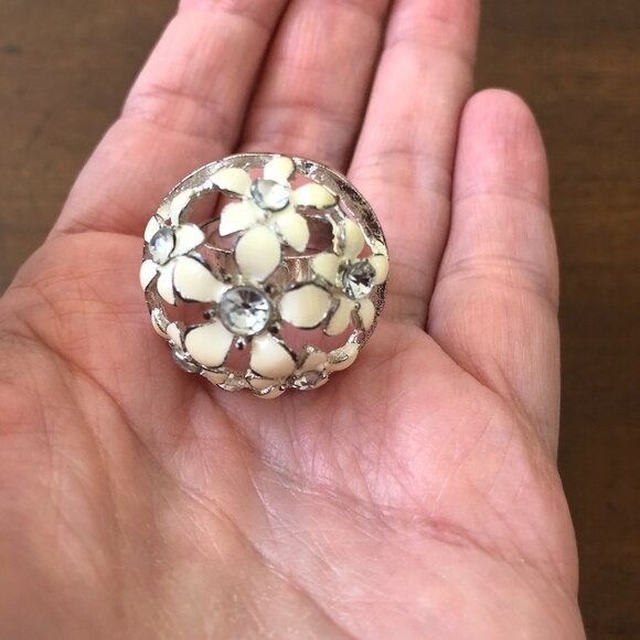 Vintage COSTUME STATEMENT Cocktail White Enamel Flowers RING Rhinestones Size 10 - Picture 4 of 10